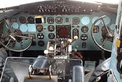 DC3_Cockpit.jpg (48182 bytes)