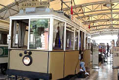 Tram_Kadikoy.jpg (50534 bytes)