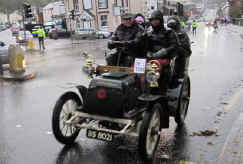 1901_Panhard_&_Levassor_5HP_Tonneau.jpg (29938 bytes)