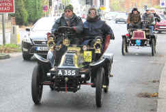 200'1903_De-Dion_Bouton_Two-seater.jpg (122374 bytes)